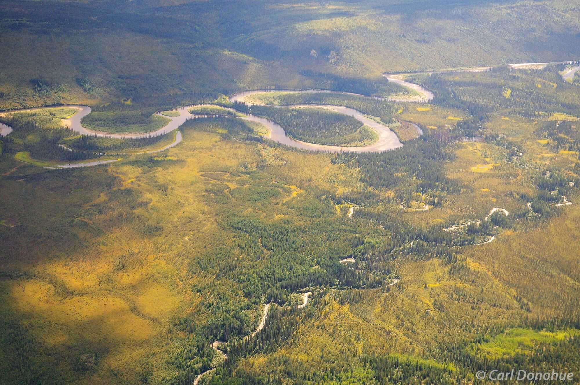Alatna River, meandering across the tundra near the foothills of the Brooks Mountain Range, Gates of the Arctic National Park...